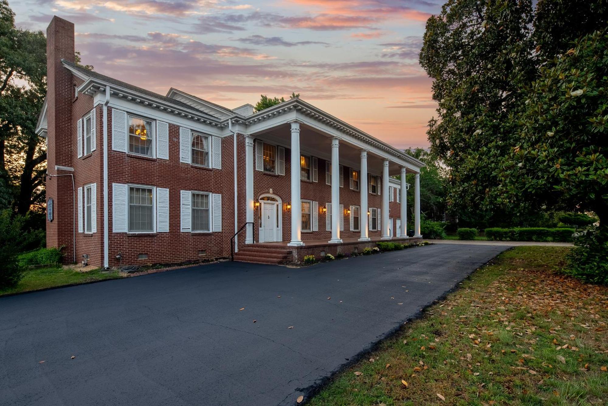 Beland Mansion-Blooming Garden Suite! Fort Smith Esterno foto